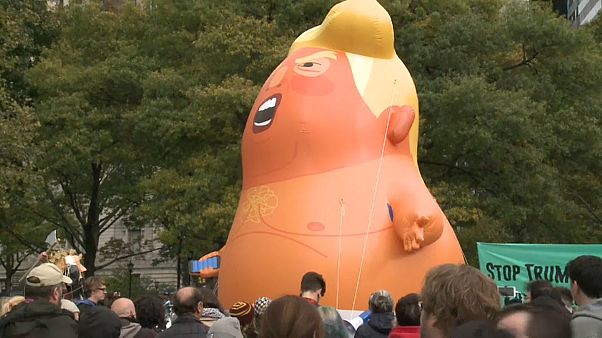 Il "pallone gonfiato" Trump a Manhattan Il "pallone gonfiato" Trump a Manhattan
