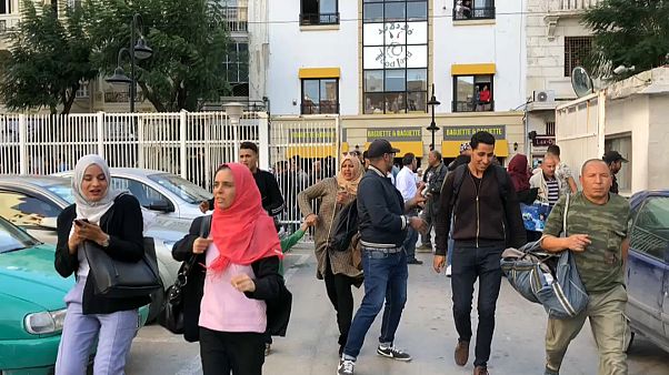 9 إصابات بينهم 8 من الشرطة في تفجّير انتحاري نفذته امرأة في تونس 9 إصابات بينهم 8 من الشرطة في تفجّير انتحاري نفذته امرأة في تونس