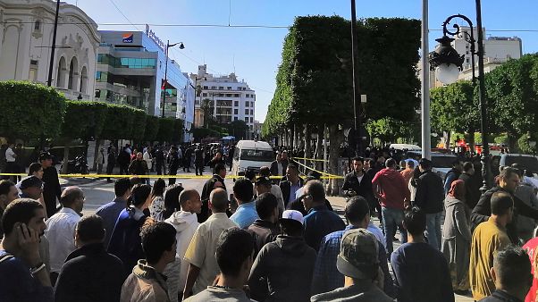 Selbstmordattentäterin sprengt sich in Tunis in die Luft Selbstmordattentäterin sprengt sich in Tunis in die Luft