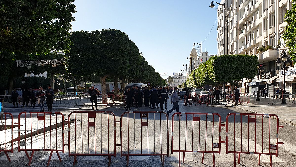 Donna kamikaze attacca la polizia a Tunisi