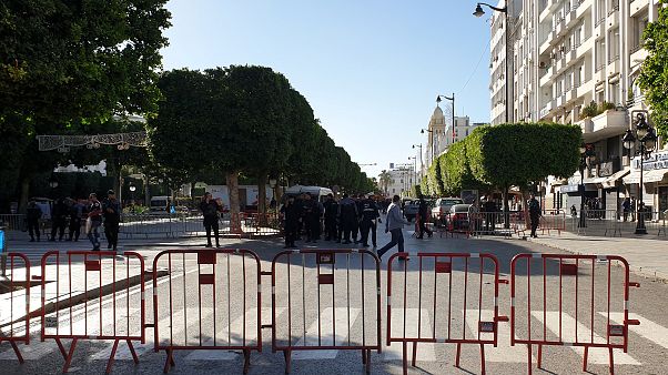 Donna kamikaze attacca la polizia a Tunisi Donna kamikaze attacca la polizia a Tunisi