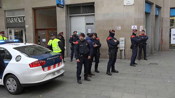 Al menos 55 detenidos en la macrooperación policial contra los narcopisos del Raval en Barcelona Al menos 55 detenidos en la macrooperación policial contra los narcopisos del Raval en Barcelona