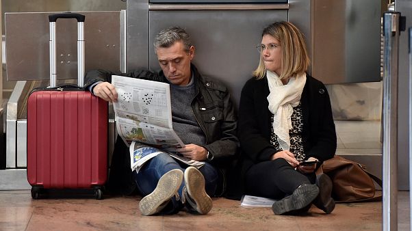 Brüksel Havalimanı'nda grev devam ediyor; 400 uçuş iptal edildi Brüksel Havalimanı'nda grev devam ediyor; 400 uçuş iptal edildi
