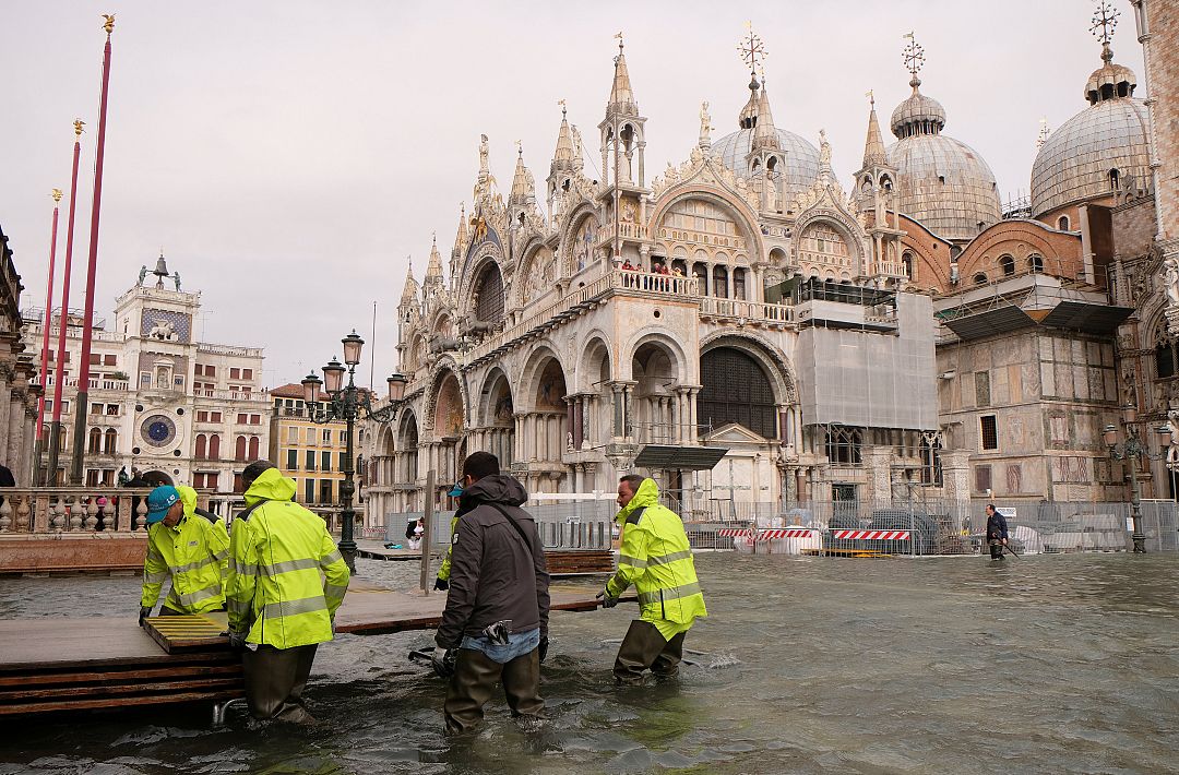 In pictures: Tourists stuck as floods hit Venice | Euronews