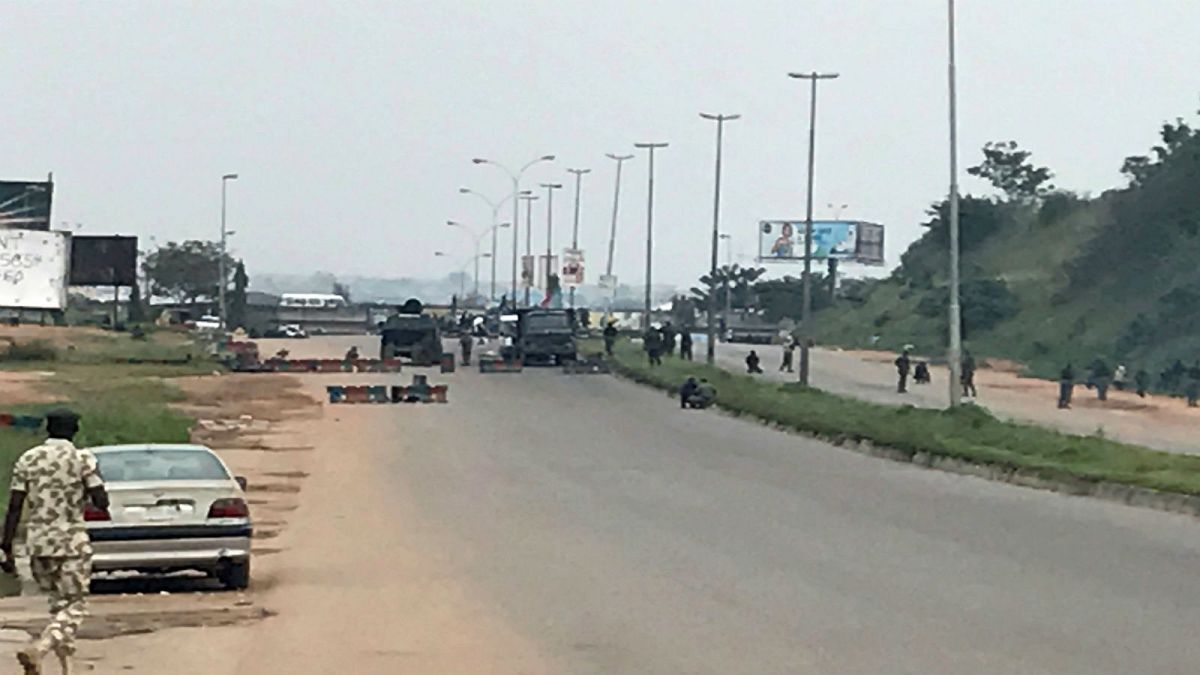 عناصر من الجيش النيجيري تغلق طريقا خارج أبوجا يوم الاثنين
