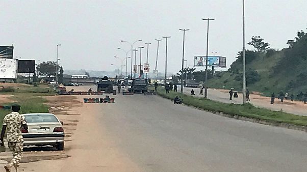 عناصر من الجيش النيجيري تغلق طريقا خارج أبوجا يوم الاثنين عناصر من الجيش النيجيري تغلق طريقا خارج أبوجا يوم الاثنين