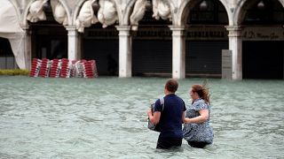 A turistákat az áradás sem kergette el Velencéből