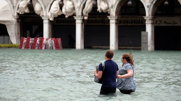 A turistákat az áradás sem kergette el Velencéből A turistákat az áradás sem kergette el Velencéből