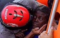 Guarda costeira da Líbia acusada de abandonar migrantes no Mediterrâneo