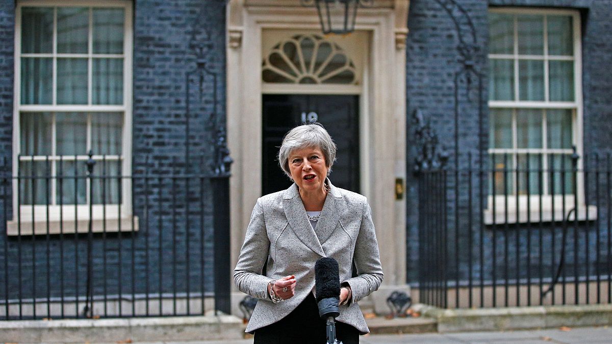 Theresa May se reúne con su gobierno tras el punto muerto del Brexit en la cumbre de Salzburgo