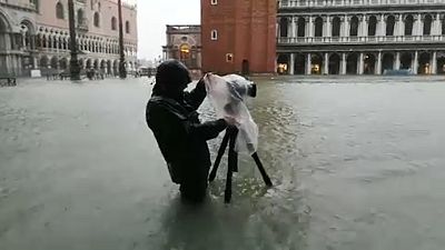 Fast 2 Meter Hochwasser am Markusplatz in Venedig