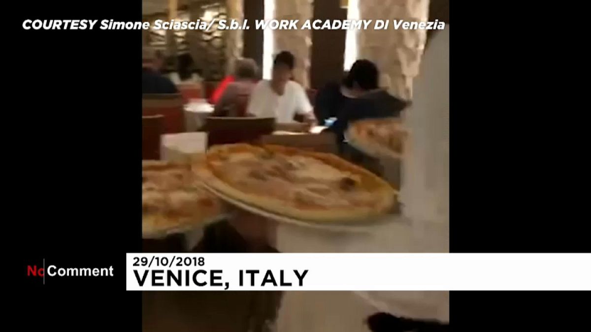 شاهد: الفيضانات لن تمنع الإيطاليين من الاستمتاع بالبيتزا الشهية 
