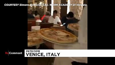 Venezia, una pizza fumante con i piedi a mollo
