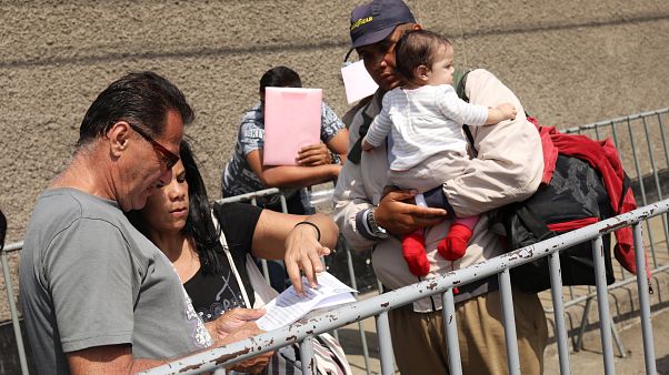 Miles de venezolanos apuran su llegada a Perú para lograr los últimos permisos Miles de venezolanos apuran su llegada a Perú para lograr los últimos permisos