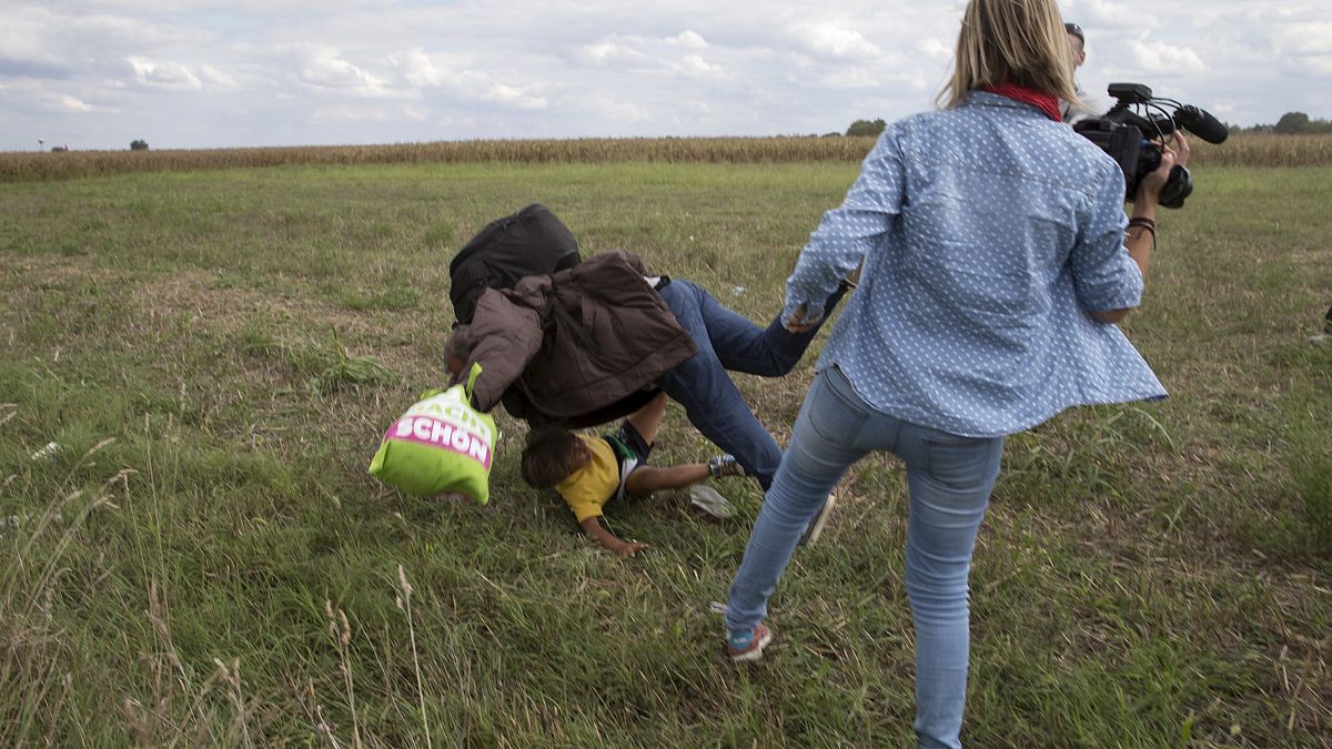 محكمة هنغاريا تبرئ مصورة صحفية اشتهرت بركلها اللاجئين السوريين