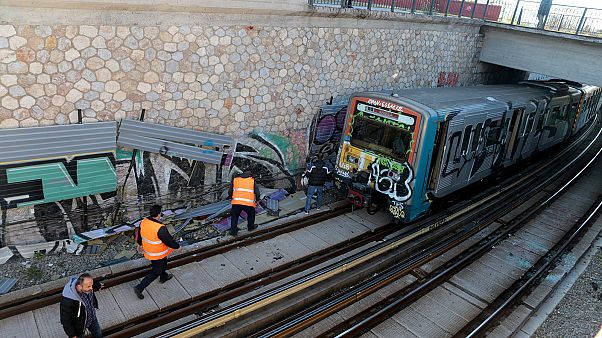 Νέες επιθέσεις σε λεωφορείο στη Συγγρού και σε συρμό του ΗΣΑΠ Νέες επιθέσεις σε λεωφορείο στη Συγγρού και σε συρμό του ΗΣΑΠ