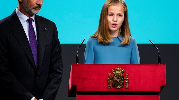Spaniens Kronprinzessin Leonor (13) liest aus der Verfassung Spaniens Kronprinzessin Leonor (13) liest aus der Verfassung