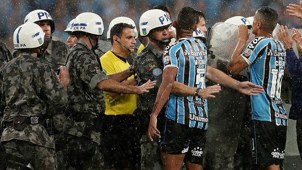 Copa Libertadores : l'arbitre doit quitter le stade protégé par la police Copa Libertadores : l'arbitre doit quitter le stade protégé par la police
