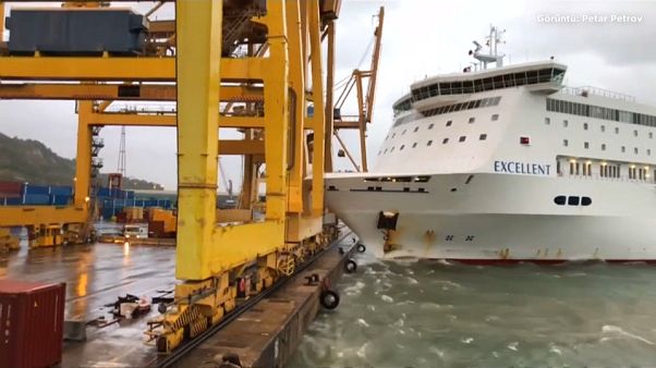 VİDEO | Limana yanaşamayan gemi dev vinçlere çarptı VİDEO | Limana yanaşamayan gemi dev vinçlere çarptı