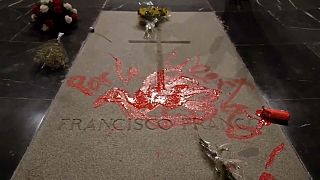Profanan con pintura roja la tumba de Franco