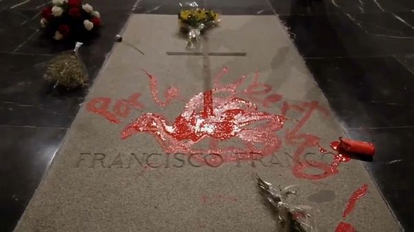 Profanan con pintura roja la tumba de Franco Profanan con pintura roja la tumba de Franco