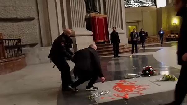 Голубь на могиле Франко Голубь на могиле Франко