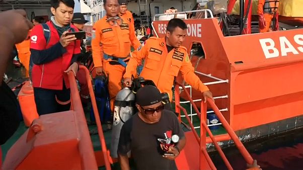Absturz vor Indonesien: Offenbar Flugschreiber geortet Absturz vor Indonesien: Offenbar Flugschreiber geortet
