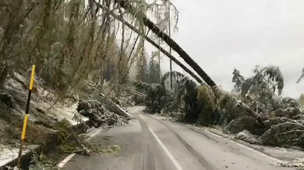 Maltempo: ancora disagi e morti, centri isolati nel bellunese Maltempo: ancora disagi e morti, centri isolati nel bellunese