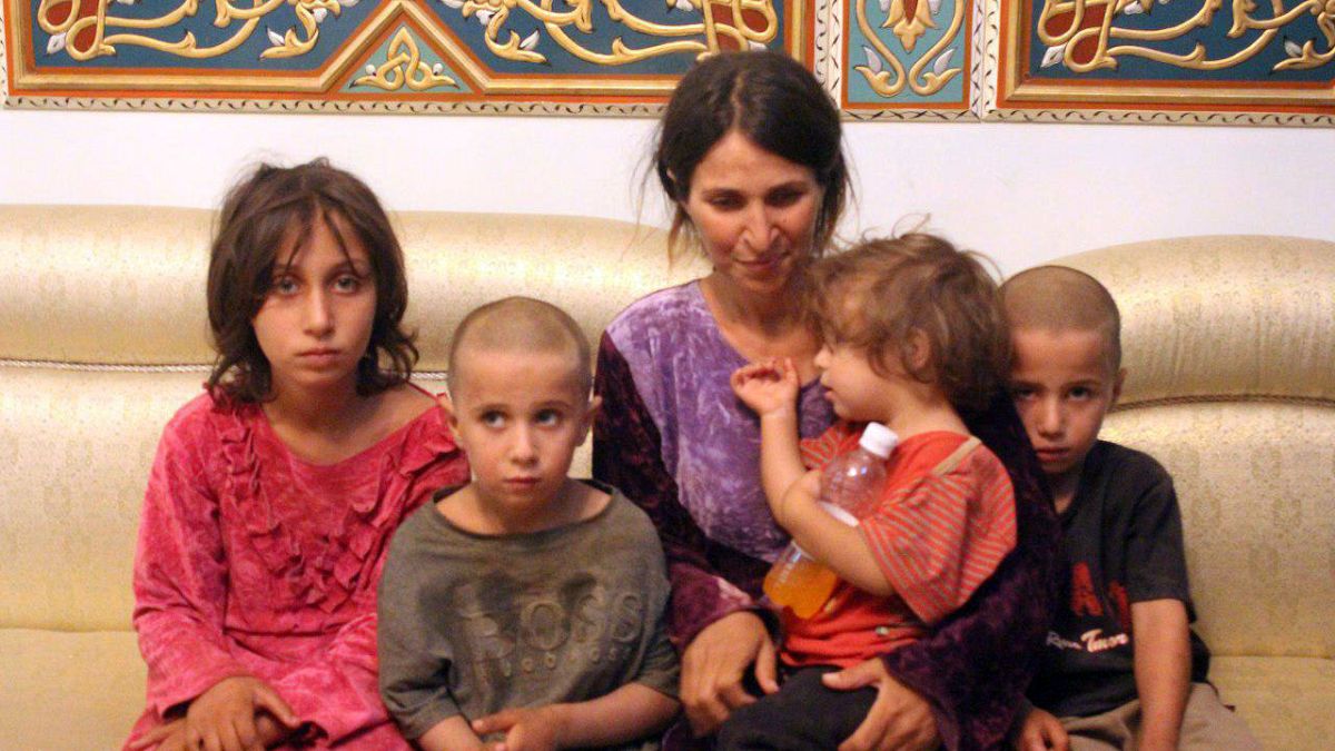 صورة لعائلة تم تحريرها من قبضة قوات تنظيم الدولة في سوريا