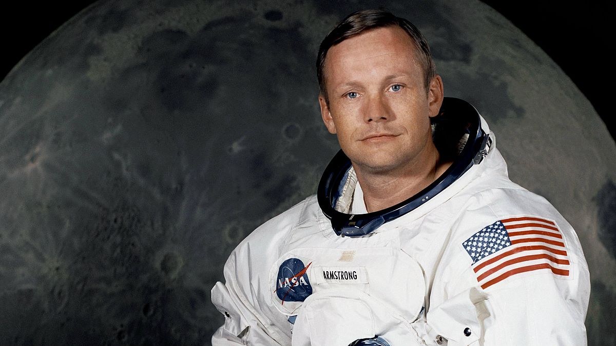 Elárverezik Neil Armstrong tárgyait