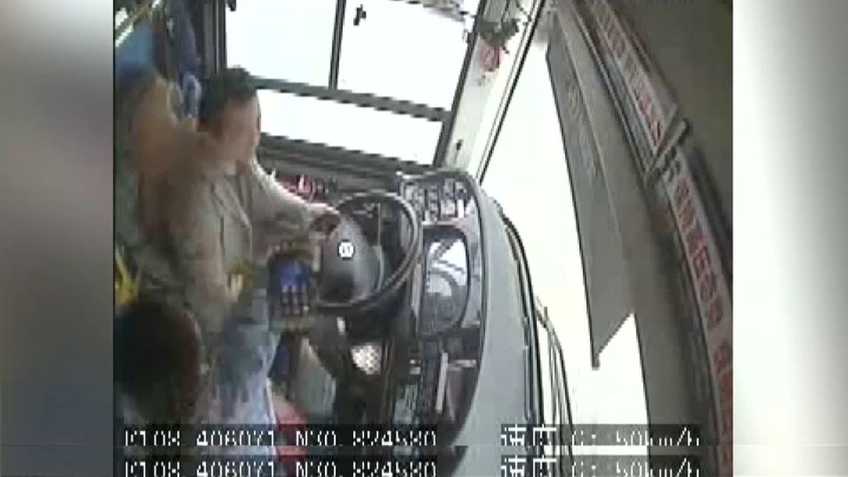 ویدیوی تکان‌دهنده از لحظه سقوط اتوبوس از پل در چین