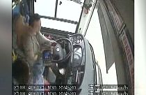 VIDEO: Frau schlägt Busfahrer (mit dem Handy): 13 Tote