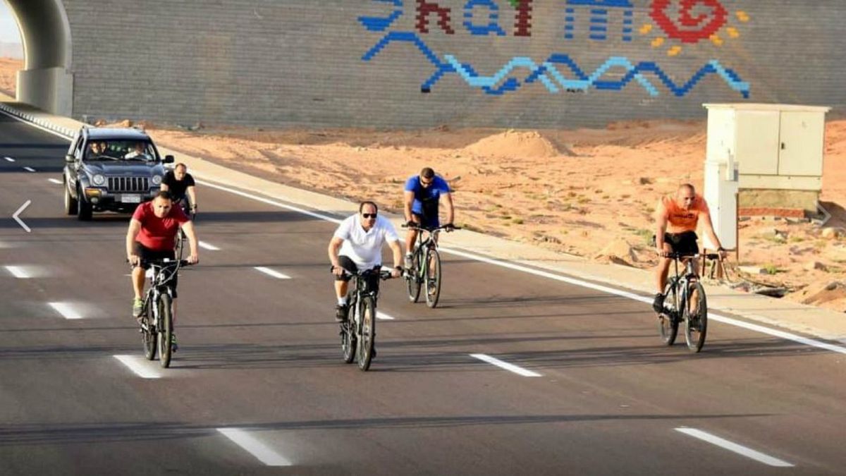 شاهد: السيسي يركب دراجة محاطا بحرسه في مدينة شرم الشيخ