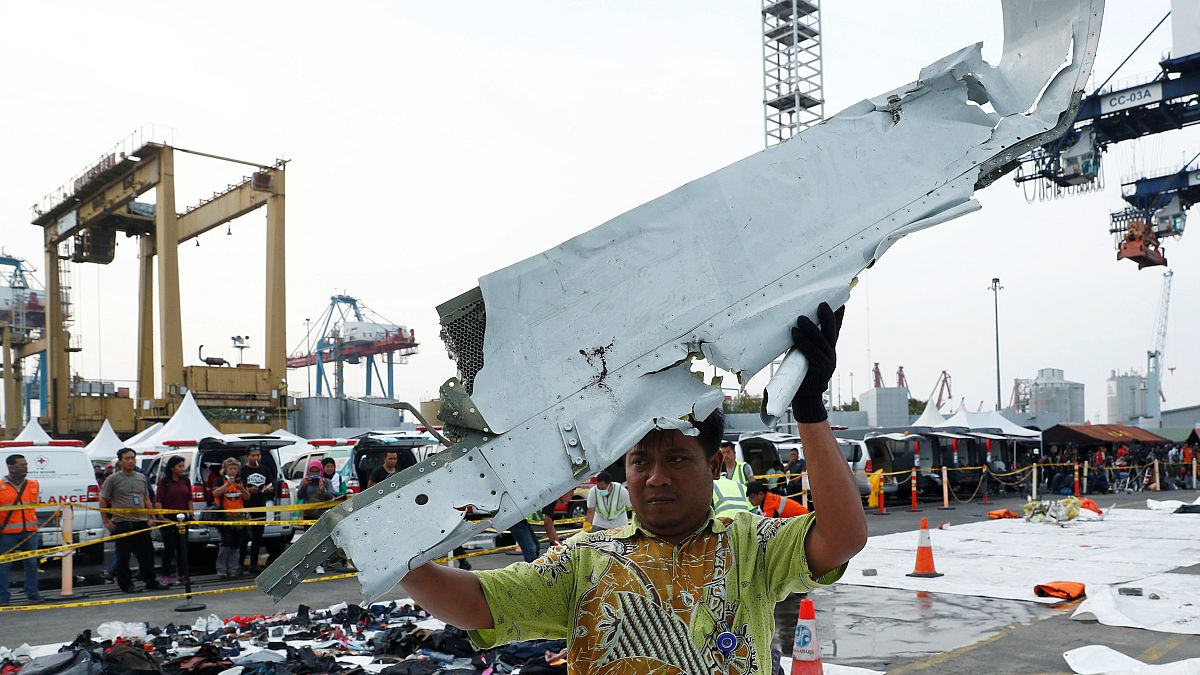 «مسافران پرواز قبلی هواپیمای سقوط کرده اندونزی وحشت‌زده بودند»