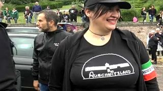 "Auschwitzland" állt a neofasiszta tüntető pólóján
