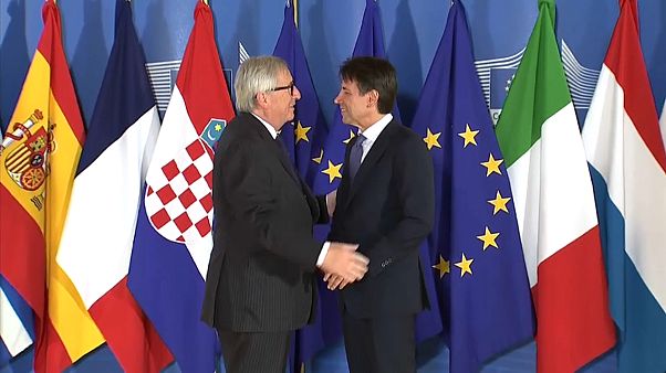 Juncker: Italien bleibt im Euro - "niemand begeht Selbstmord" Juncker: Italien bleibt im Euro - "niemand begeht Selbstmord"
