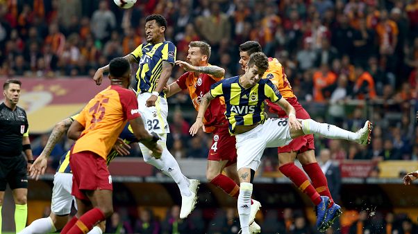 Çekişmeli derbide Galatasaray evinde Fenerbahçe ile 2-2 berabere kaldı Çekişmeli derbide Galatasaray evinde Fenerbahçe ile 2-2 berabere kaldı