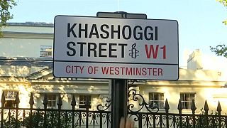 لافتة تحمل اسم خاشقجي على الشارع الذي توجد به السفارة السعودية في لندن