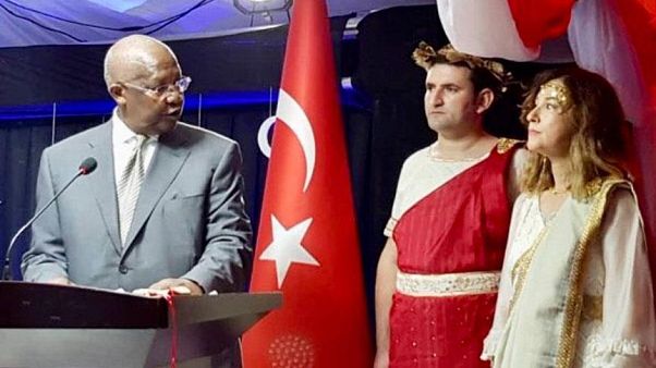 Kıyafetleriyle tepki çeken Uganda büyekelçisi geri çağrıldı Kıyafetleriyle tepki çeken Uganda büyekelçisi geri çağrıldı