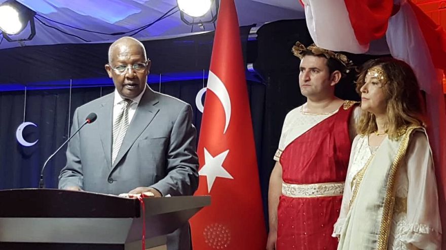 Uganda BÃ¼yÃ¼kelÃ§isi Yavuzalp'in tartÄ±ÅmalÄ± kÄ±yafetinin sebebi ortaya Ã§Ä±ktÄ±