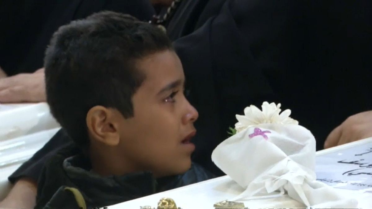 طفل يبكي أثناء تشييع ضحايا هجوم المنيا 03-11-2018