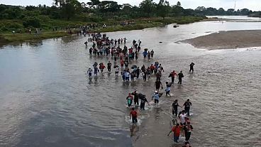 شاهد: قافلة مهاجرين من السلفادور تعبر نهرا باتجاه المكسيك