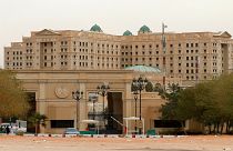 Suudi Prens 'yolsuzluk operasyonuyla' taht rakiplerini otelde nasıl sindirdi?