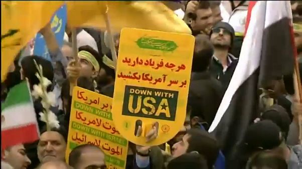 في ذكرى اقتحام السفارة الأمريكية.. آلاف الإيرانيين في شوارع طهران تنديدا بالعقوبات الأمريكية في ذكرى اقتحام السفارة الأمريكية.. آلاف الإيرانيين في شوارع طهران تنديدا بالعقوبات الأمريكية