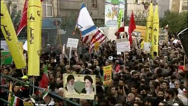 İranlılar Sam amca fotoğraflarını yakarak ABD'yi protesto etti İranlılar Sam amca fotoğraflarını yakarak ABD'yi protesto etti
