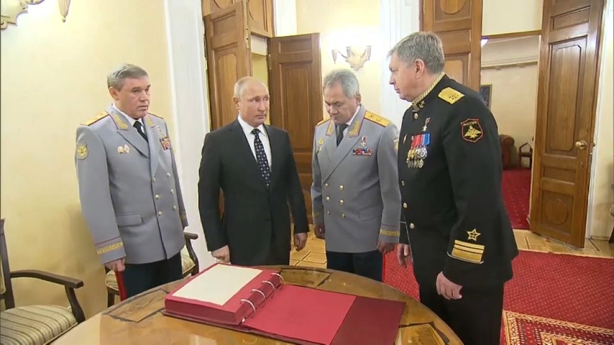 الرئيس الروسي فلاديمير بوتين ووزير دفاعه شيرغي شويغو