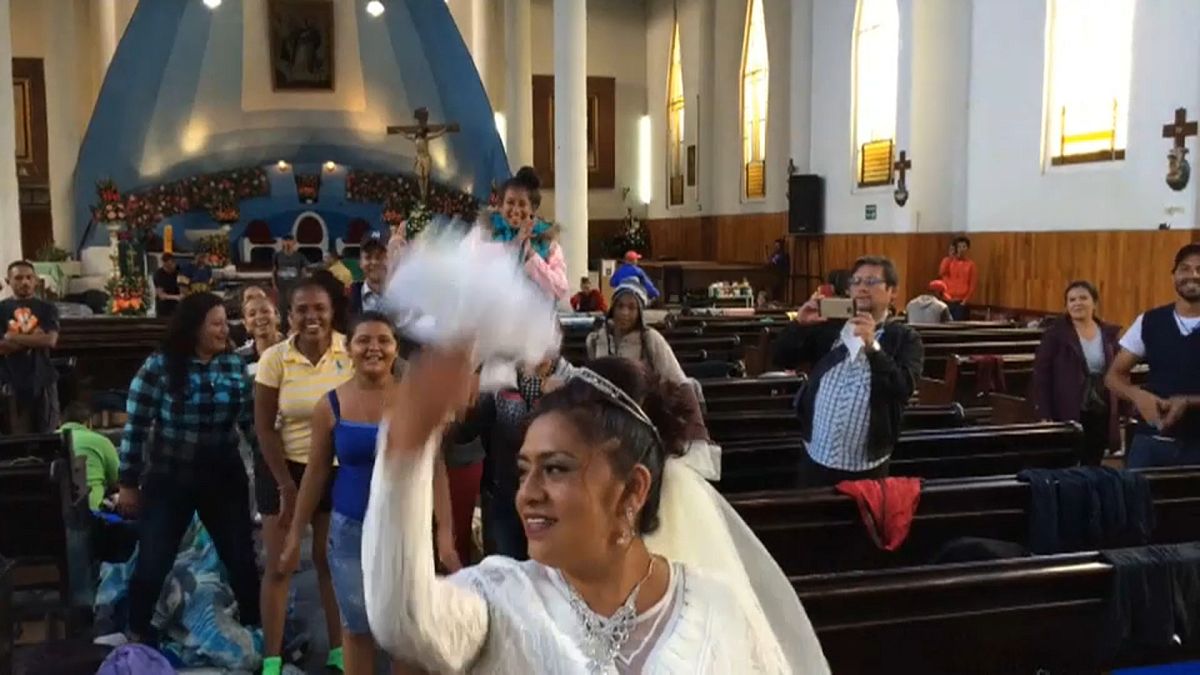 La caravana de inmigrantes, invitada sorpresa en una boda en México