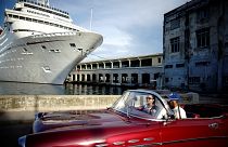 Alte Ami-Schlitten cruisen durch Havanna