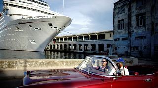 Alte Ami-Schlitten cruisen durch Havanna