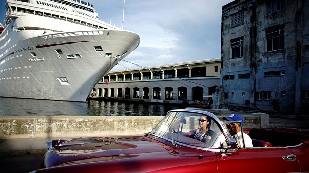 Alte Ami-Schlitten cruisen durch Havanna Alte Ami-Schlitten cruisen durch Havanna
